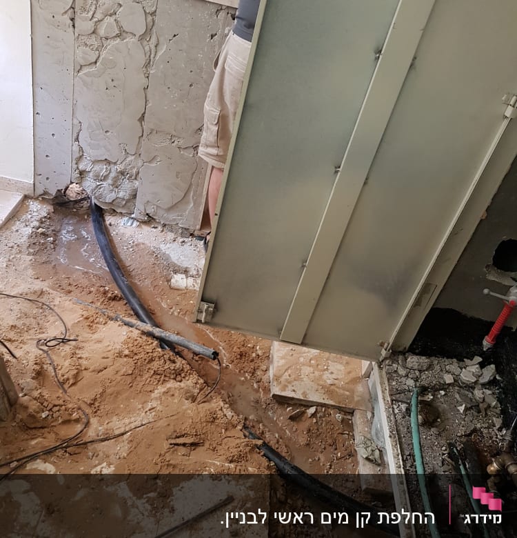 עבודת אינסטלציה עם צינורות וכלים על רצפה